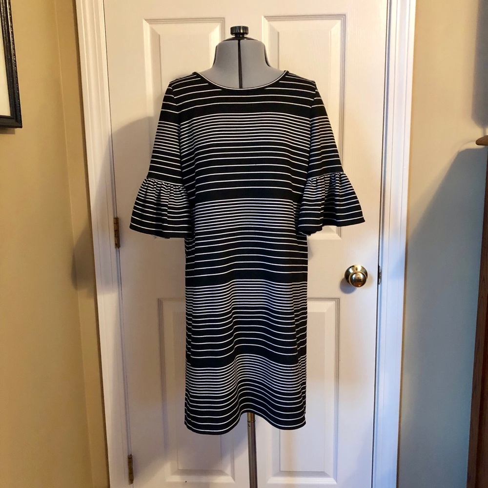 Max Studio, Shift Dress w/Bell Sleeves, Size XS